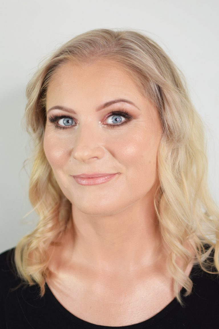 Mature-Women-Makeupartist